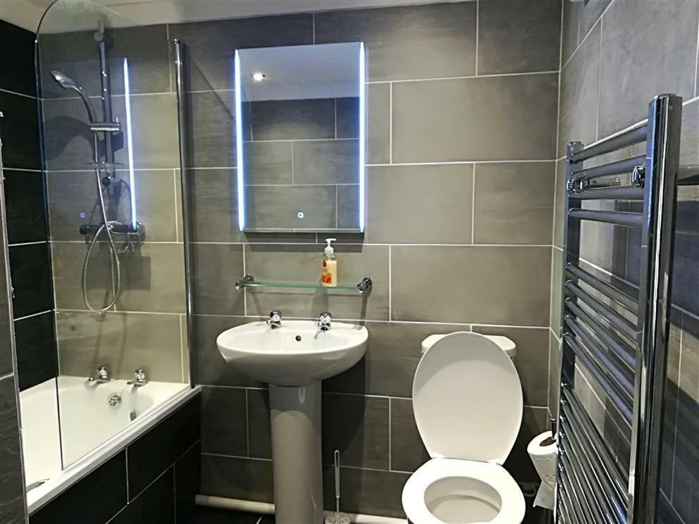 2 Bedroom Modern Apartment, Uplands, Суонзи Екстериор снимка